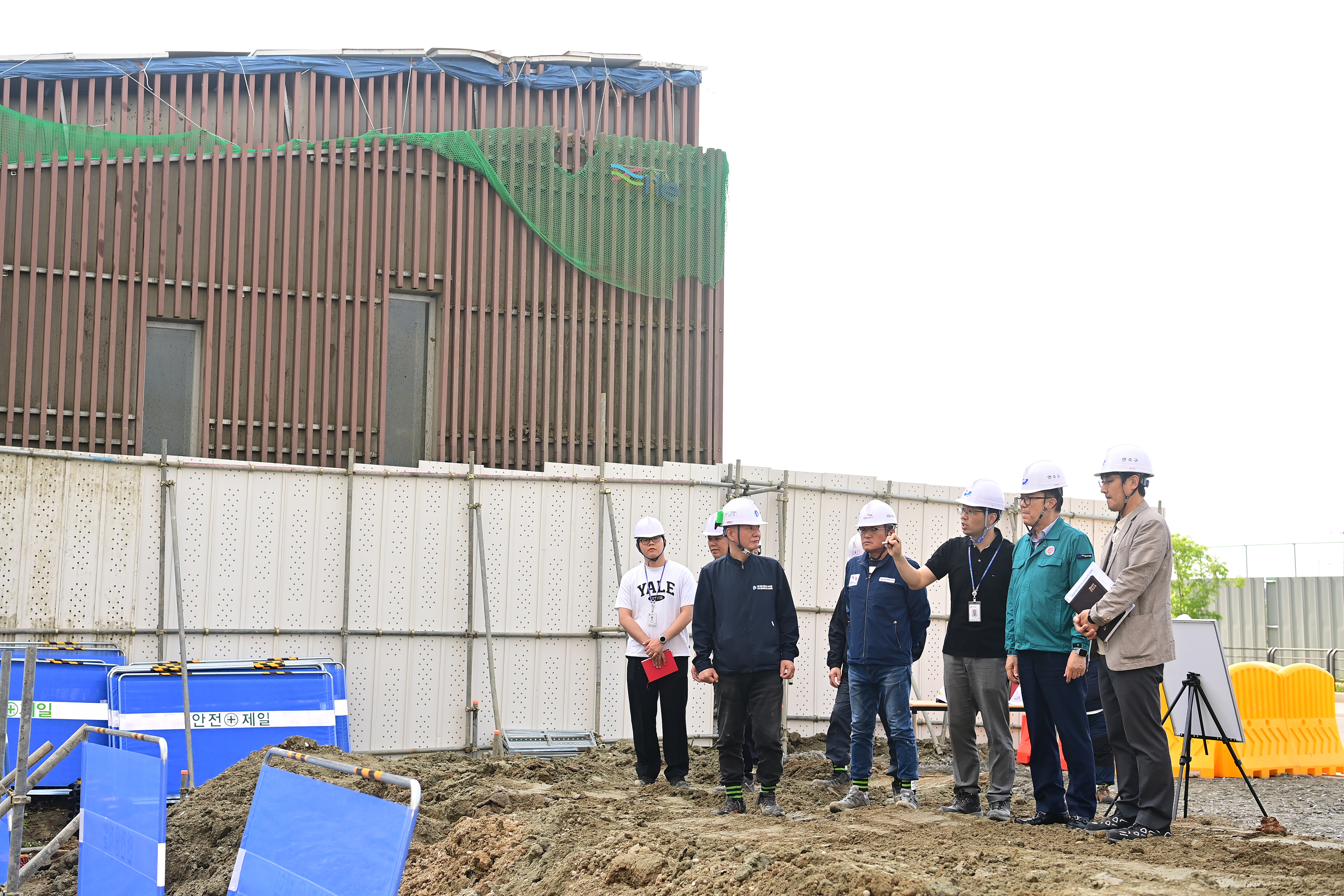 연수구는 2025년 집중안전점검 기간을 맞아 구민의 생명과 재산을 보호하고 지역사회의 안전의식을 높이기 위해 각종 재난 및 사고 발생 우려 시설에 대해 점검하고 있다